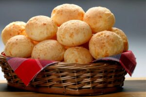 Pão de Queijo Low Carb saindo do forno.