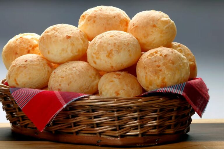 Pão de Queijo Low Carb saindo do forno.